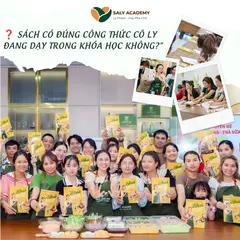 Học viên cầm sách tại Saly Academy