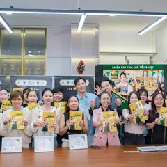 Học viên cầm sách tại Saly Academy