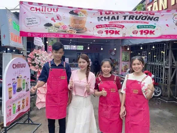 Học viên Saly Academy trong ngày khai trương quán trà sữa