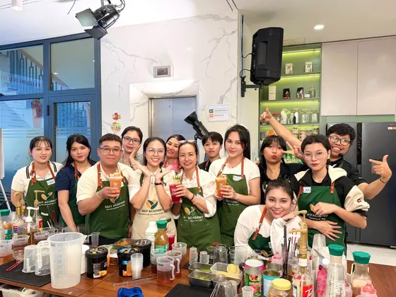 Ly Phạm cùng học viên trong buổi thực hành pha chế