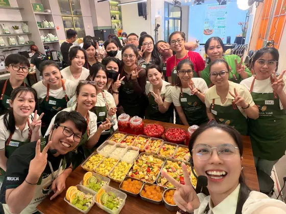 Ly Phạm chụp ảnh cùng lớp học viên
