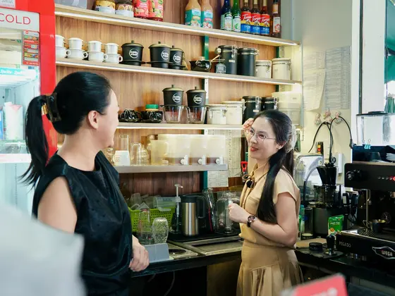 Ly Phạm tại quầy pha chế