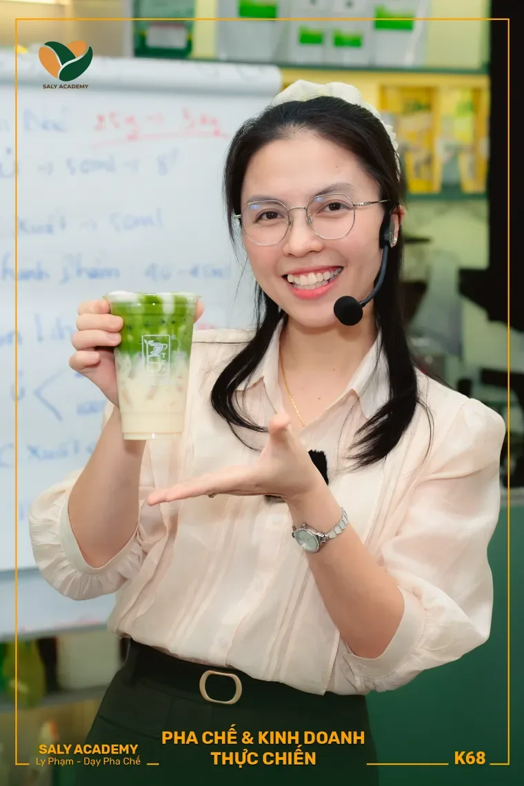 Giảng viên Ly Phạm - tác giả cuốn sách - đứng lớp pha chế trực tiếp